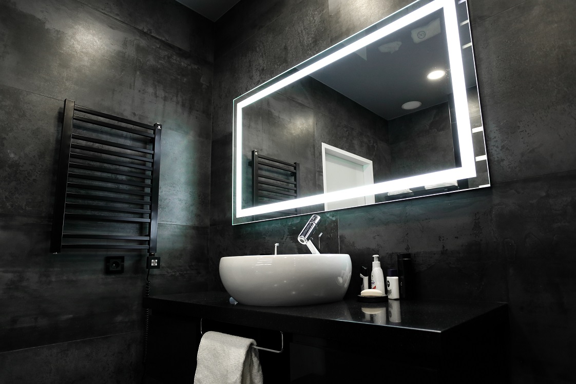 Зеркало с подсветкой настенное