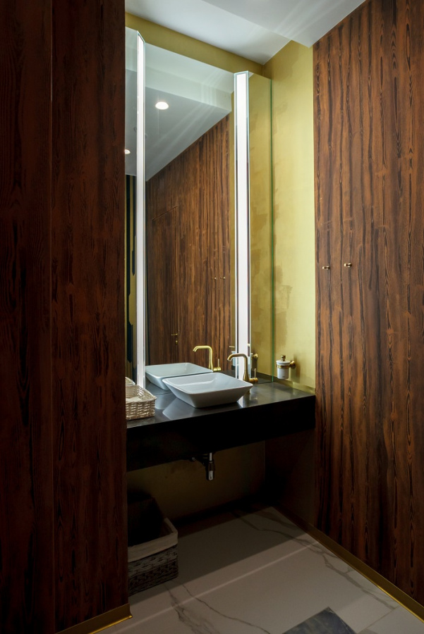 Зеркало с подсветкой настенное